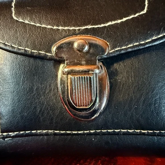 Lot of 6 gently used and new Wallets and 2 Purse Straps. - Picture 12 of 15